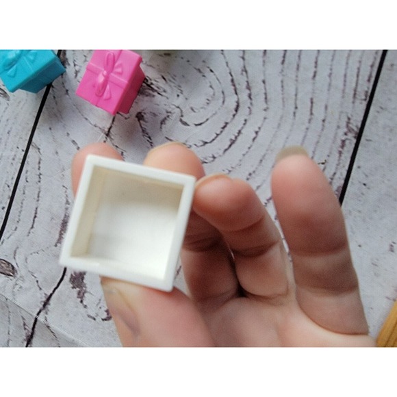 Littlest Pet Shop LPS Birthday Celebration Box Accessory Present Pink Blue White - Picture 4 of 4